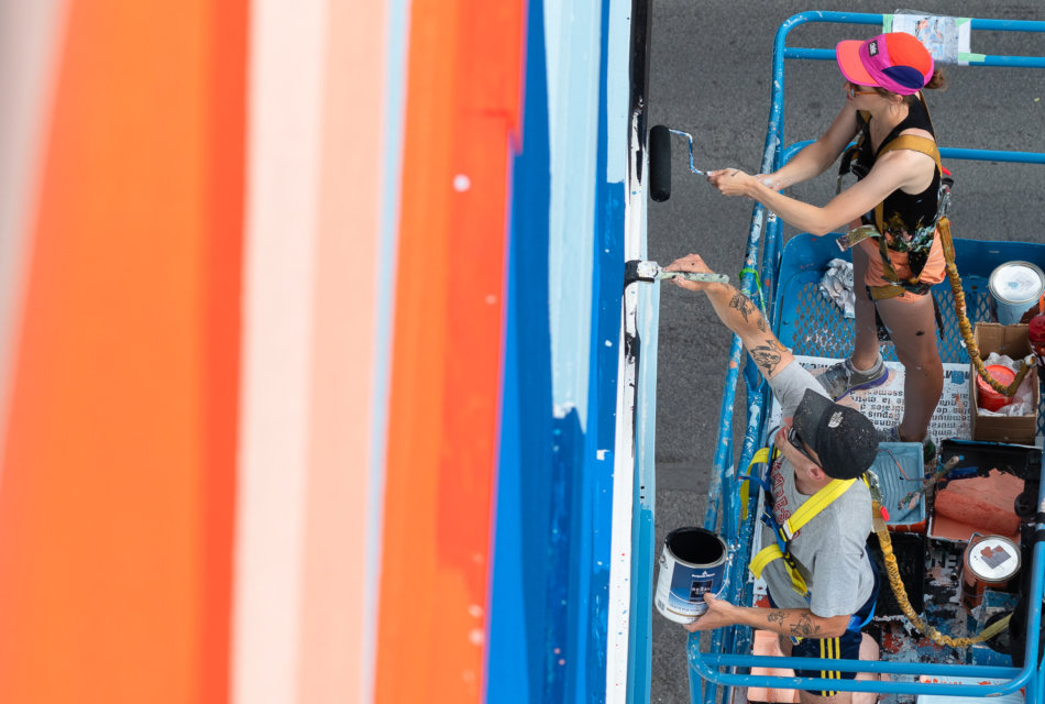 Cécile Gariépy entrain de peindre la murale Chez nous