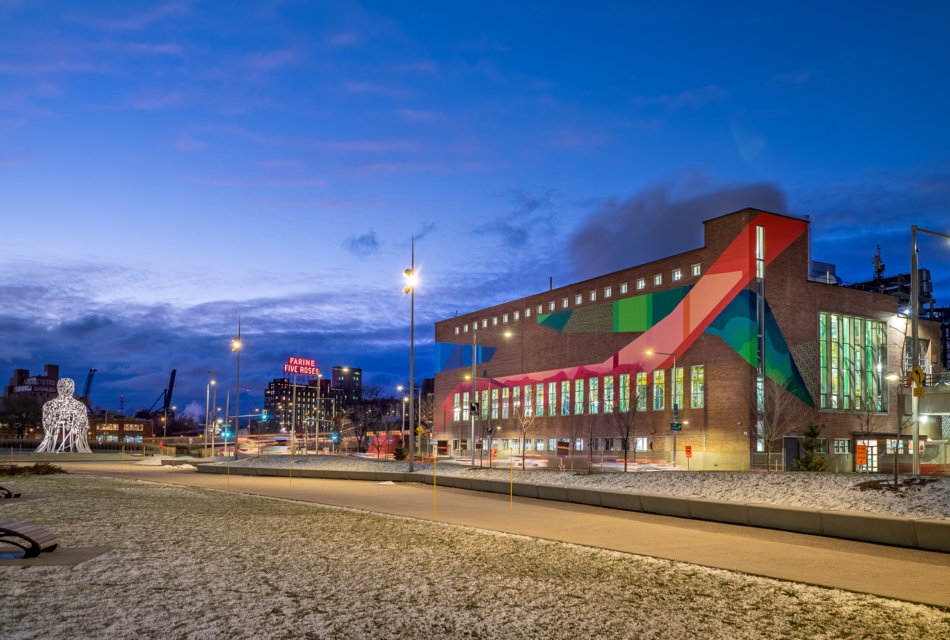Peinturer le bâtiment d'Énergir près du vieux Montréal