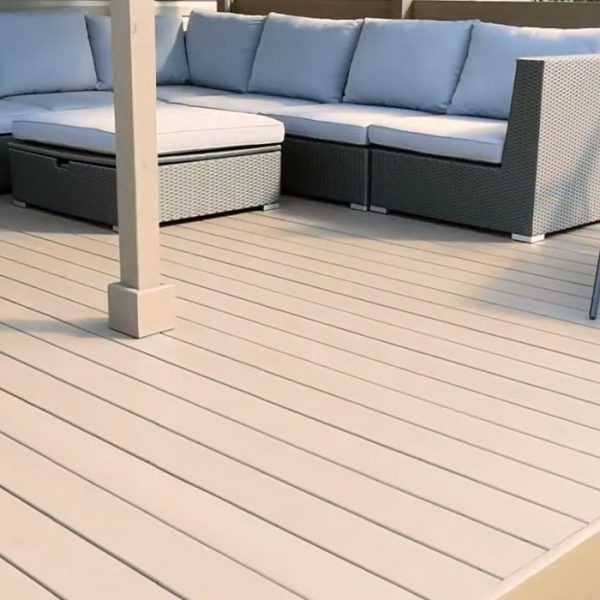 Patio en cèdre traité à l'huile ALIS Couleur : Sur mesure