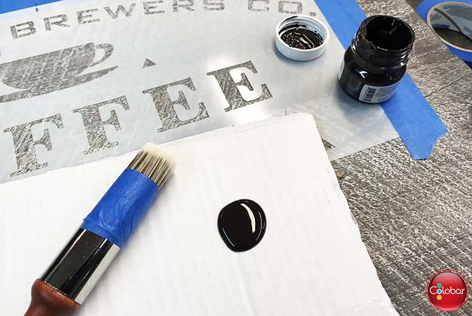 Verser une petite quantite de peinture Fusion