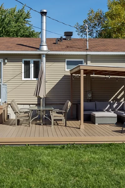 Patio en cèdre traité à l'huile ALIS Couleur : Sur mesure