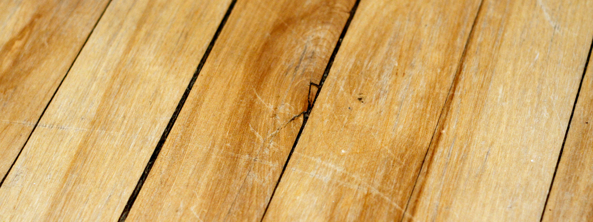 Plancher verni grafigné: sabler et vernir le plancher ou rafraichir le bois vernis?
