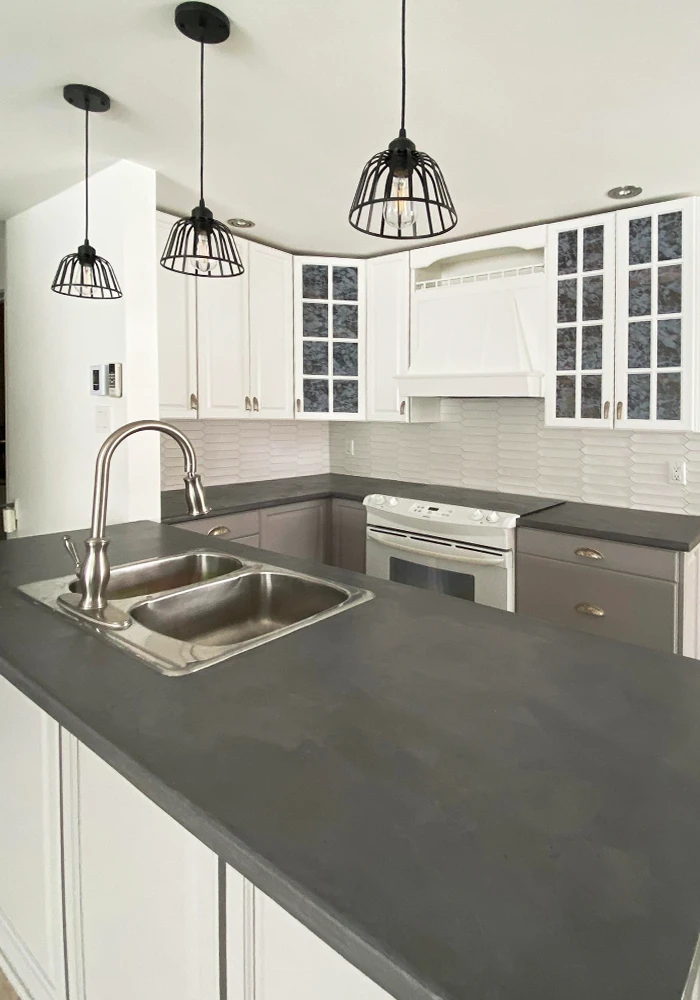 renover cuisine peinture armoire blanches comptoir beton colobar 2